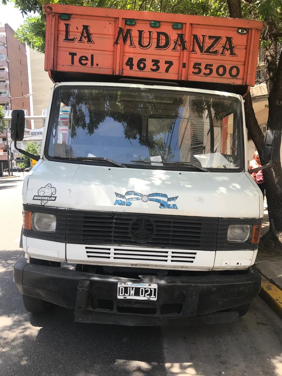 Camión blanco La Mudanza de frente en calle de CABA