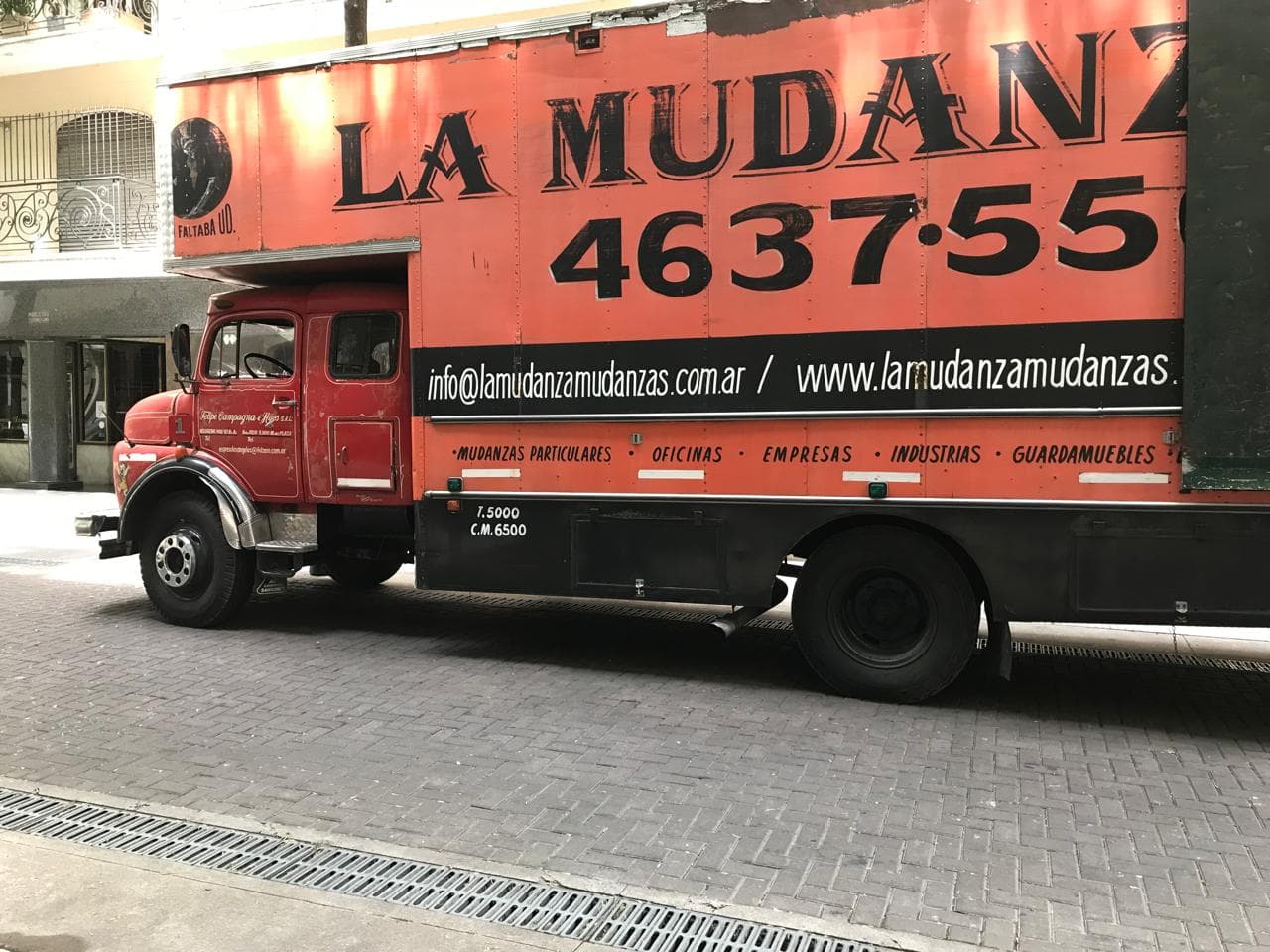Camión La Mudanza visto de costado en calle de Buenos Aires