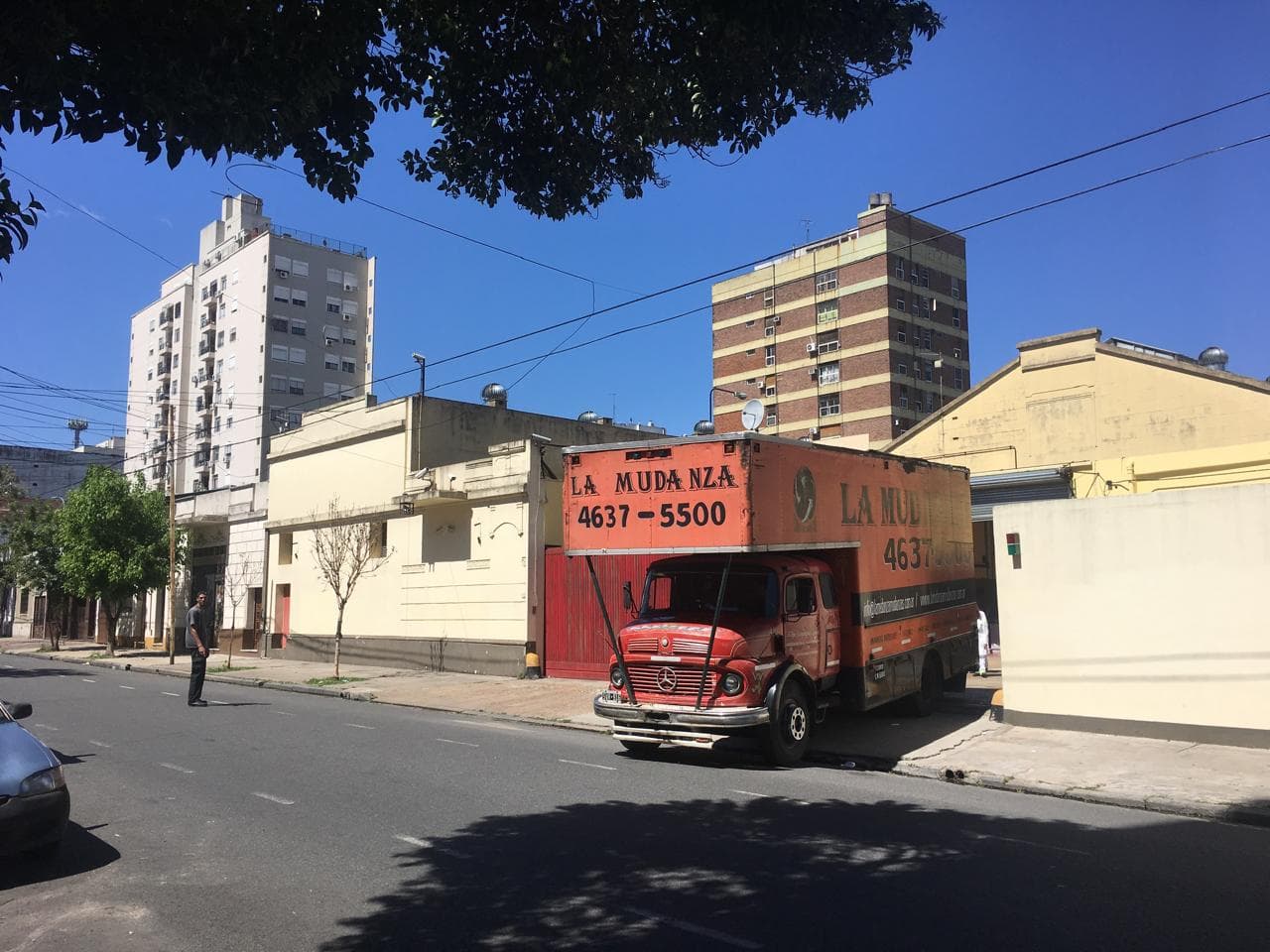 Camión La Mudanza saliendo del depósito de guardamuebles en Buenos Aires