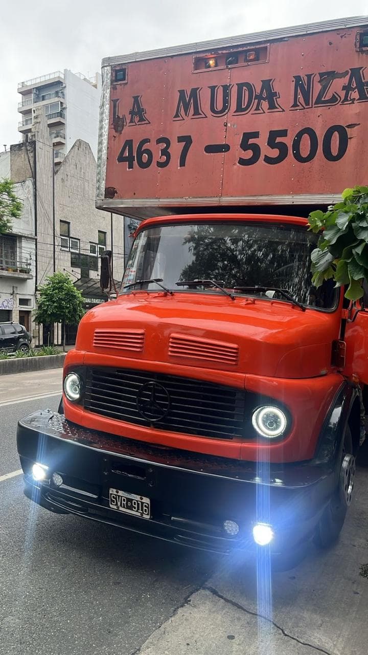 Camión La Mudanza 4637-5500 en calle de Buenos Aires bajo la lluvia