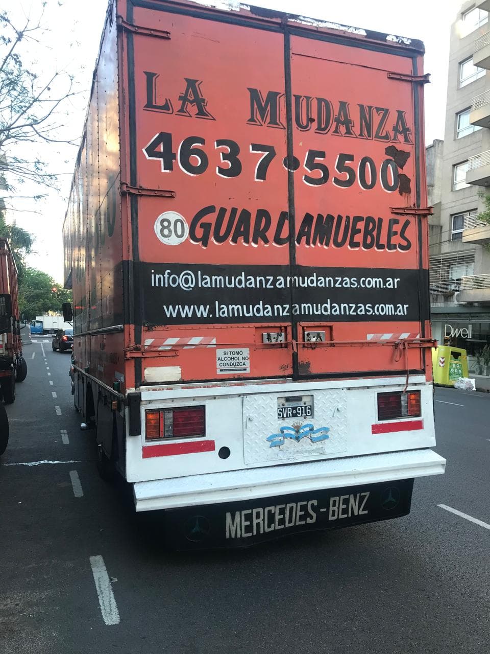 Trasera del camión La Mudanza con teléfono y datos de guardamuebles