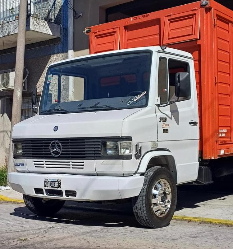 Camión Mercedes 710 blanco de La Mudanza para mudanzas chicas en CABA