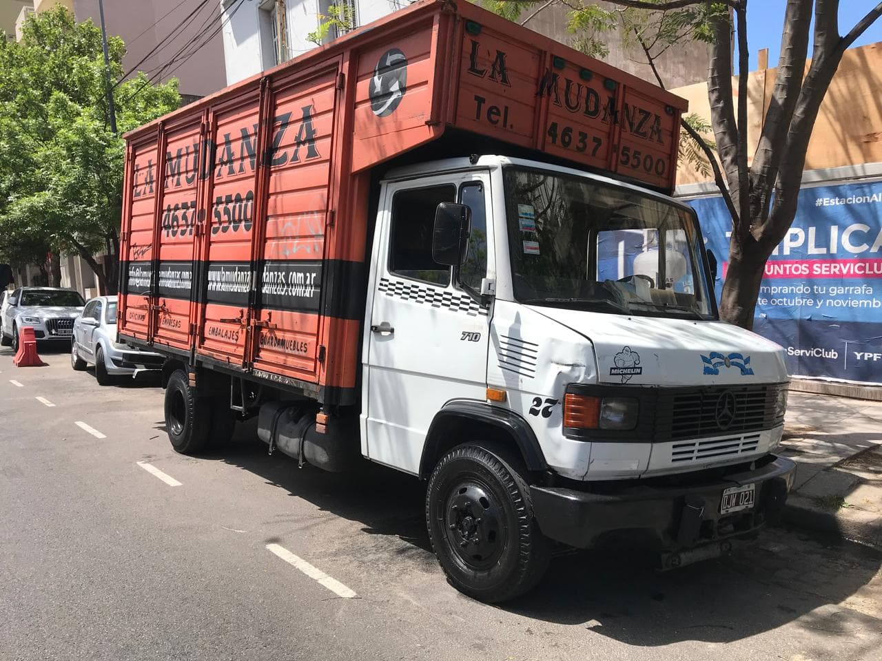 Camión Mercedes 710 de La Mudanza visto de costado en calle de CABA